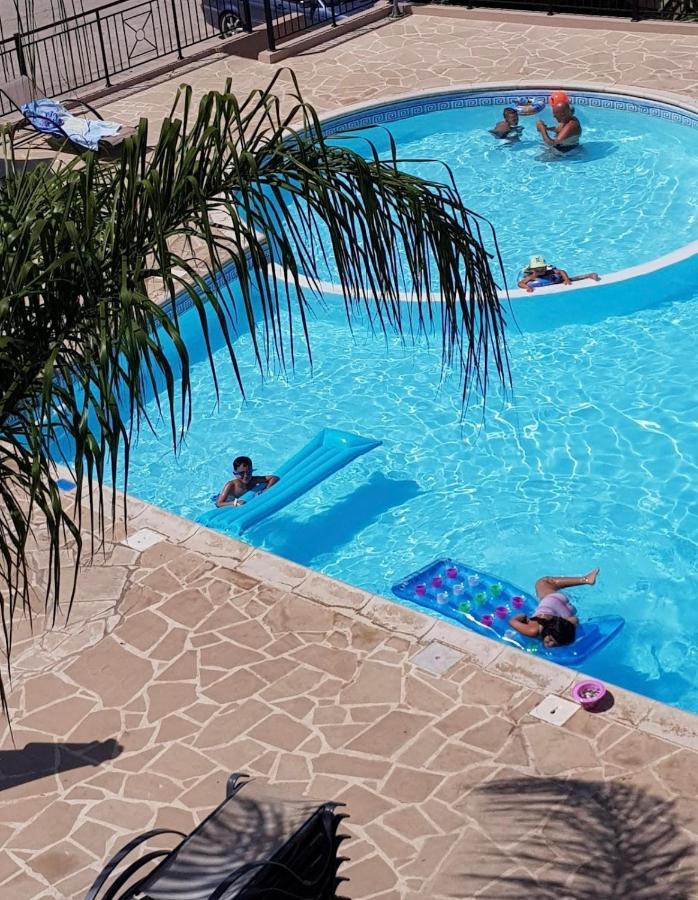 Beautiful Apartment Near The Sea And A Large Private Garden Paphos Kültér fotó